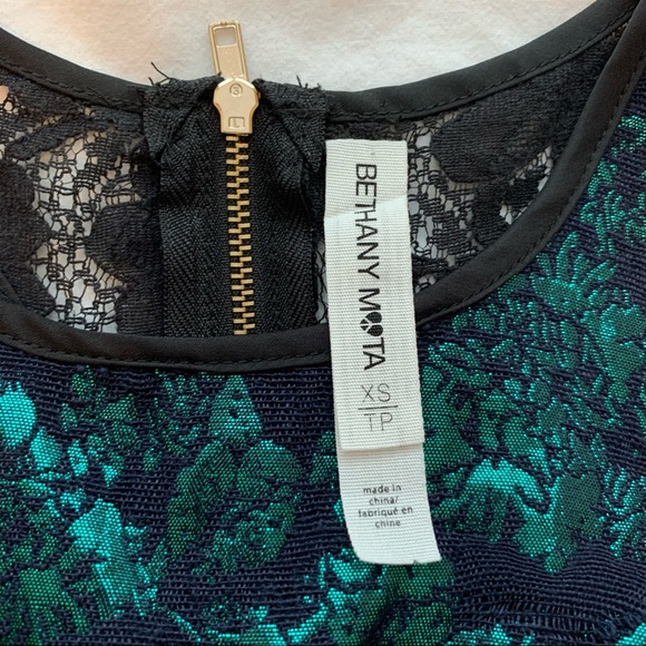 Metallic Cropped Blouse - Picture 4 of 6